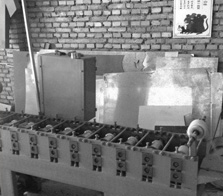 普通廠家規(guī)模小，作坊式生產(chǎn)